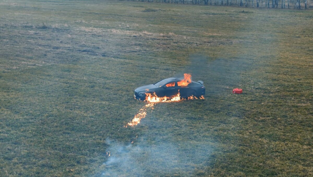 "Гори Гори Ясно" - так подписал ролик о поджоге Мерседес Блогер. Фото - youtube.com пользователь ЛИТВИН 