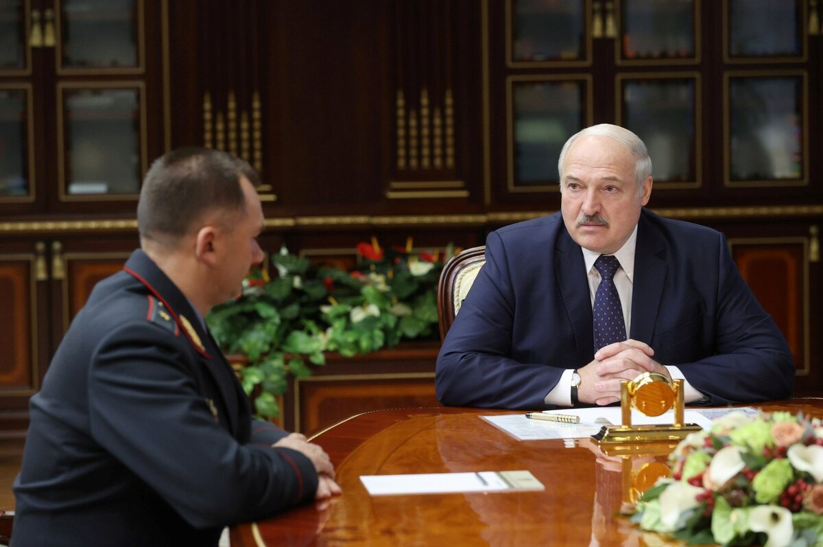 Президент Беларуси Александр Лукашенко встретился с новоназначенным министром внутренних дел Иваном Кубраковым в Минске, Беларусь, 29 октября 2020 года. (Фото Reuters)