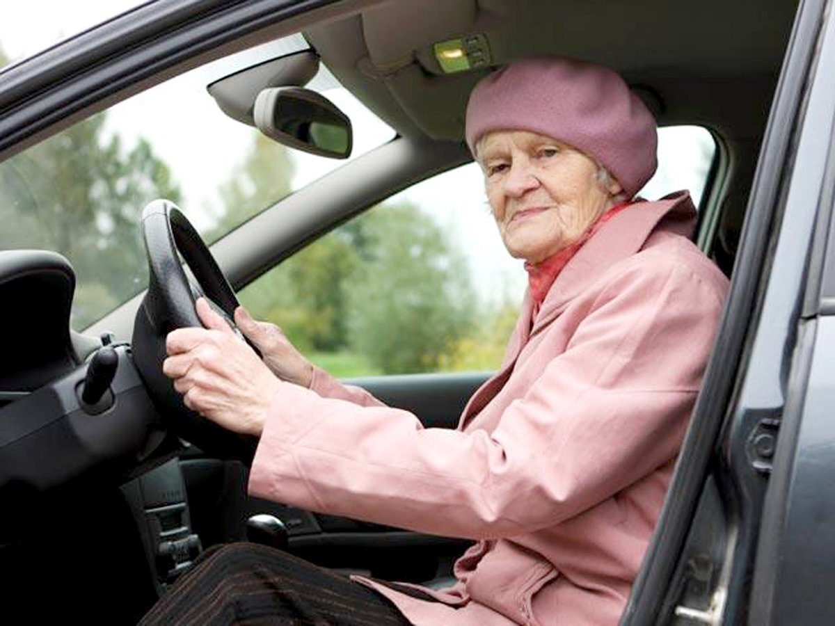 Автомобиль пенсионеру. Пенсионеры на авто. Бабушка за рулем. Пожилой за рулем. Пожилая женщина за рулем автомобиля.