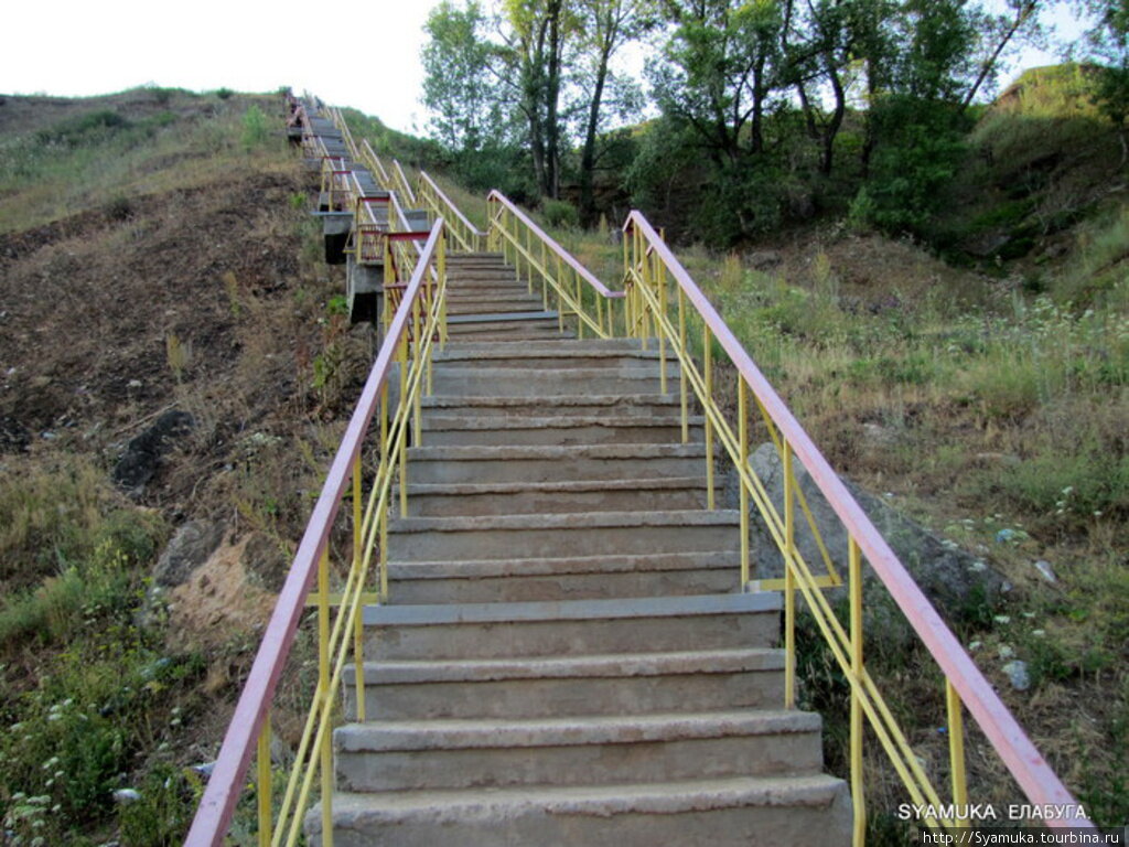 Подъемы на высокую ступень. Лестница на откосе. Лестница на крутом склоне. Железная лестница на склоне. Ступени на склоне.