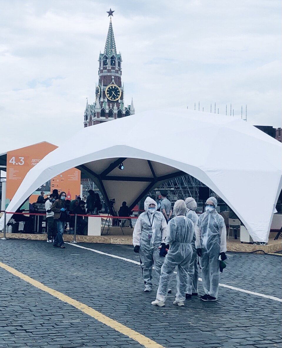 Фото из личного архива. Люди в защитных костюмах на Красной площади 