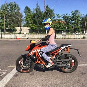 Мотоцикл – это транспортное средство с довольно крутым нравом, поэтому не стоит сразу прыгать в «седло». Лучше начать с базовых упражнений. Чтобы почувствовать вес байка и привыкнуть к его центру тяжести, нужно походить рядом, ведя его за руль. На первый взгляд это элементарная задача, однако все не так просто. Даже снять и поставить мотоцикл на подножку не так легко, как кажется. Чтобы он не перевесил ваш собственный вес и не упал, надо немного наклонить его на себя. Но здесь главное – не переусердствовать, иначе байк завалится прямо на вас.Основные упражнения для новичков: