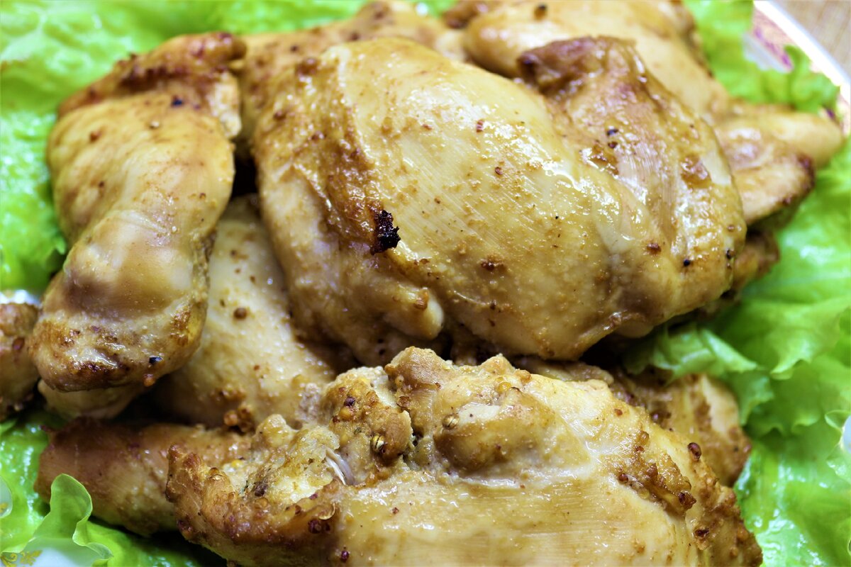 Курица в духовке рецепт ивлева. Жареная курица целая. Цыпленок по французски. Куриные голени с овощами в духовке. Куриные ножки в медово чесночном соусе.