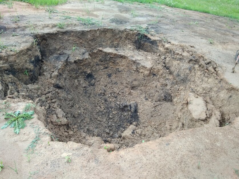 Когда лопнула крышка на выгребной яме, а сверху крышки 1.5 м земли.