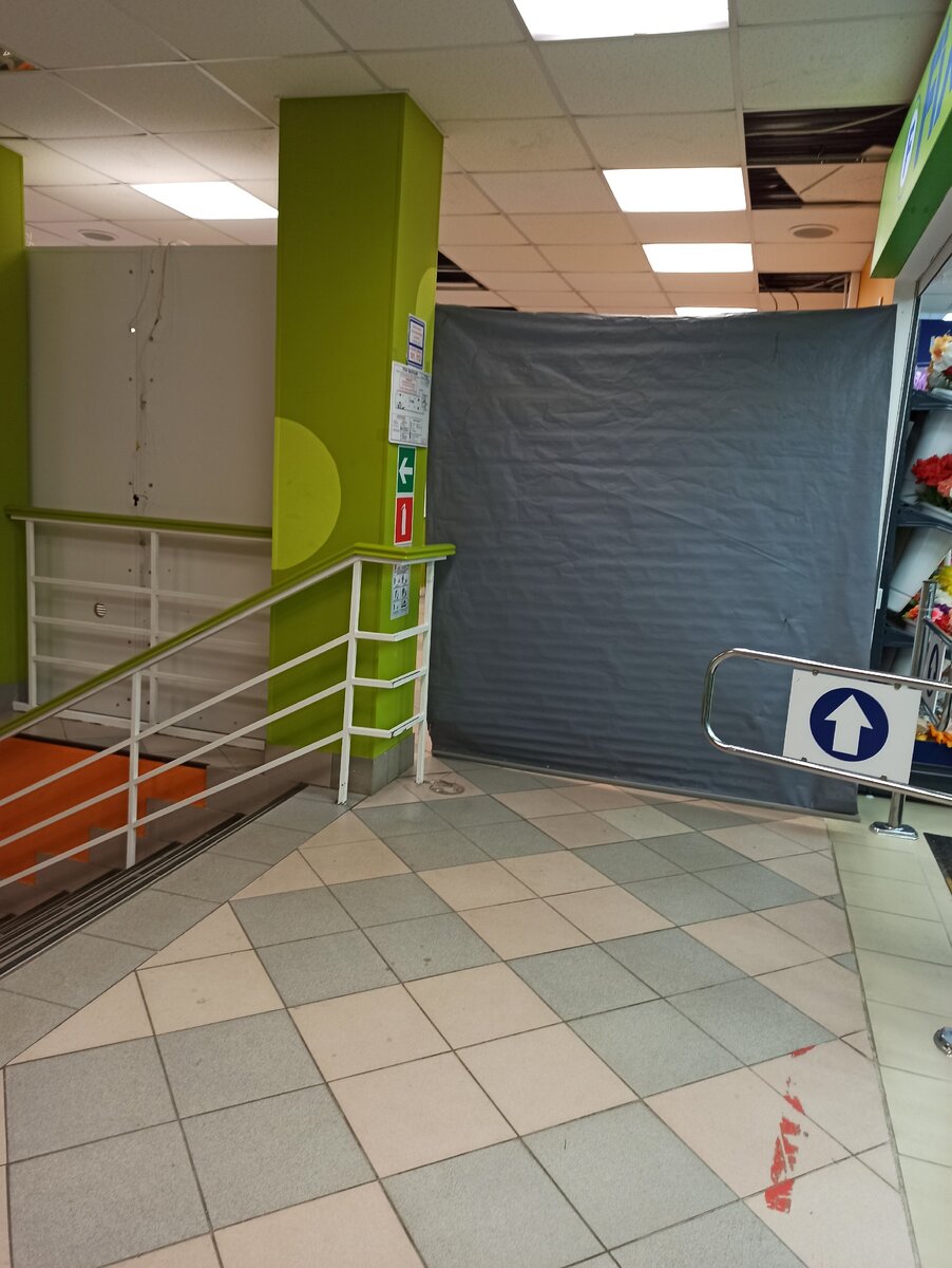 Вместо него откроют ..ДНС, вроде. Магазин техники. Не знаю,долго ли он продержится...