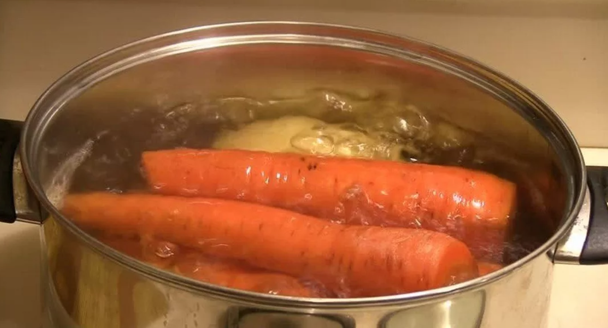 Морковь в соленой воде. Овощи в кастрюле. Морковка в кастрюле. Морковь варится в кастрюле. Варка овощей в воде.