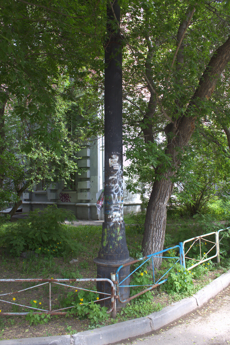 На него не сразу обращаешь внимание 