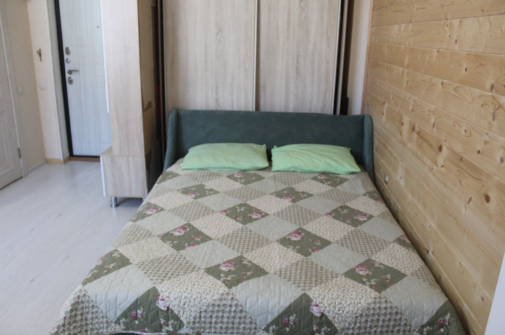 Спальное место. За кроватью большой шкаф, в котором и хранятся все вещи. В том числе зимние, обувь. 