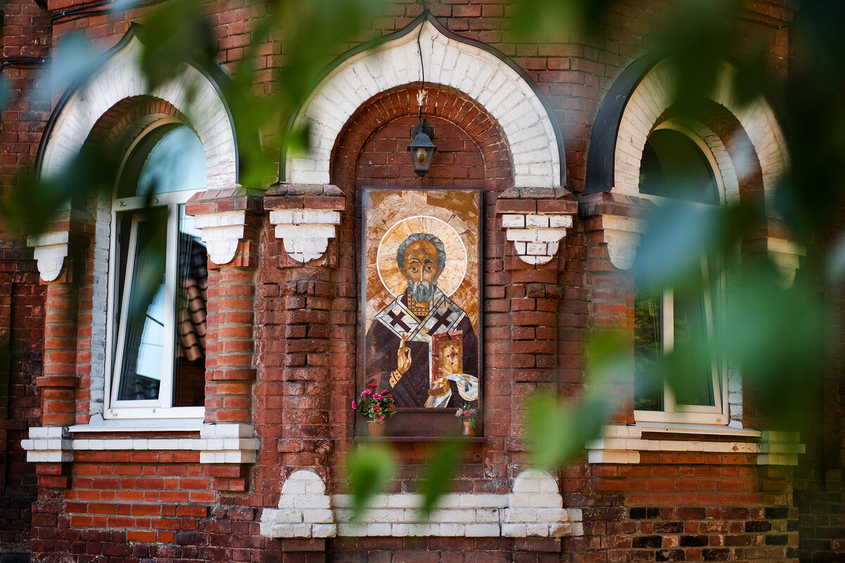 Мозаичная икона во дворе храма