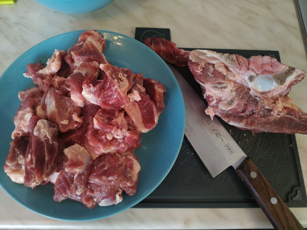 Косточку тоже варить, что бы бульон наваристый вышел. 