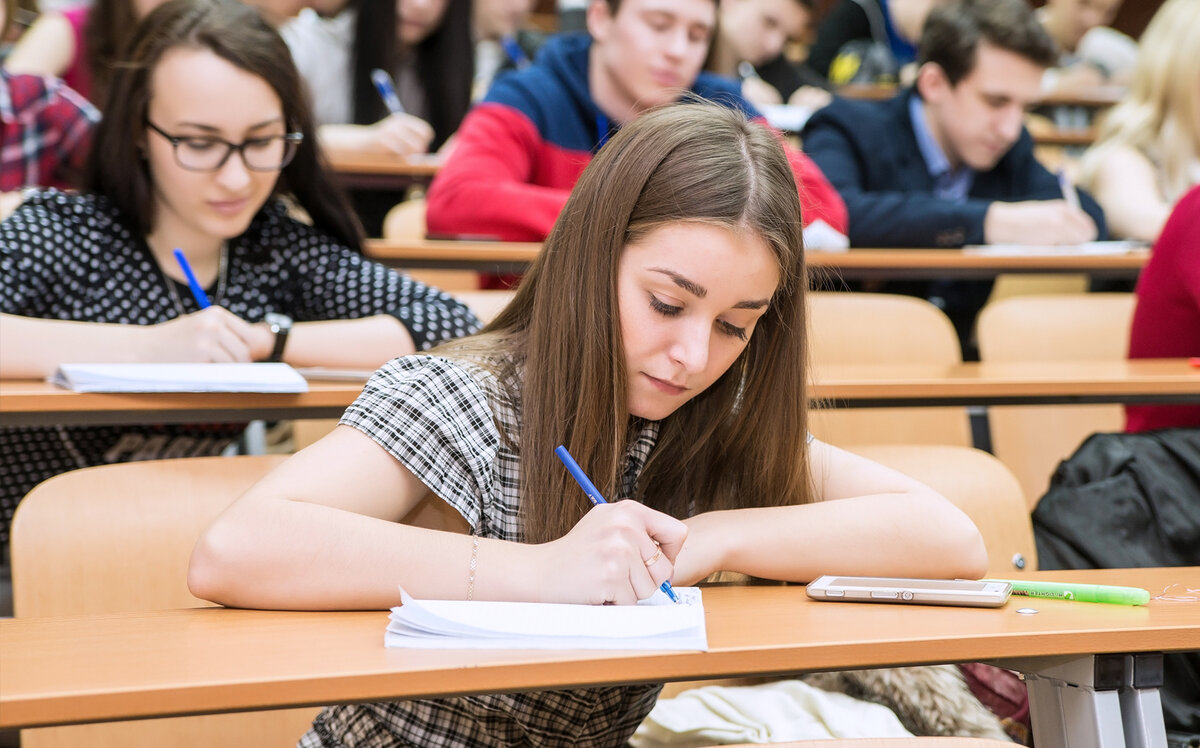 Студенты колледжа пишут контрольную работу. Источник: topobrazovanie.ru