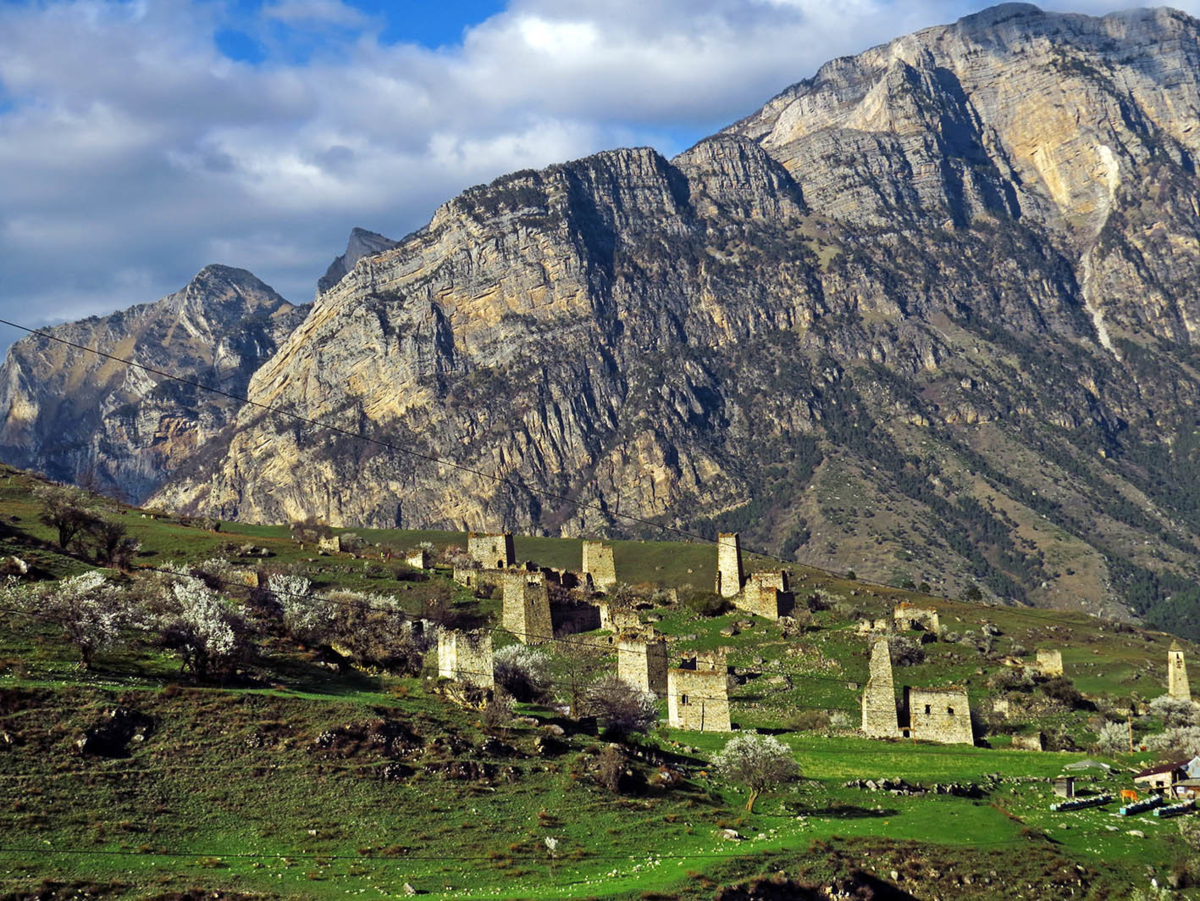 Памятник исса плиеву владикавказ. Город мёртвых в северной осетии даргавс. Горы владикавказа северная осетия алания. 10 городов кавказа. Древний город в грузии.