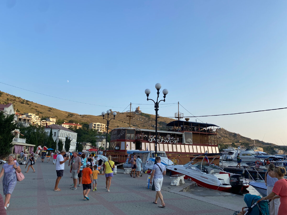 Фото автора. Жизнь на набережной всегда бурлит и накатывает на тебя волнами, как штормящее море 