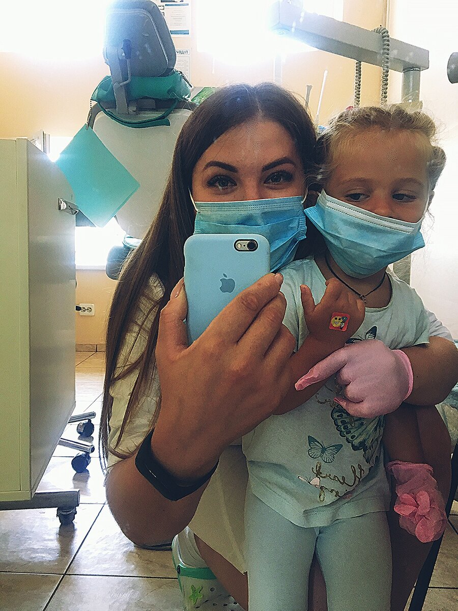 Дочь коллеги, развлекались в перерыве.