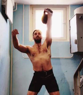 Жим гири - конечное положение