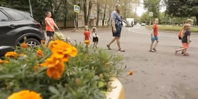 На скрине с этого видео из сети четко видно, что идет женщина как-то не так