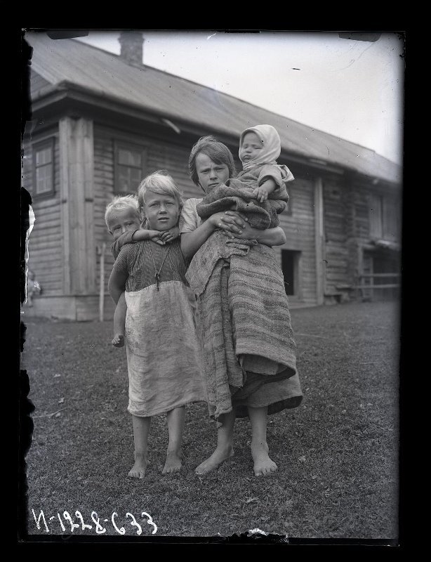 Деревенские девочки-няньки с детьми. Карелы