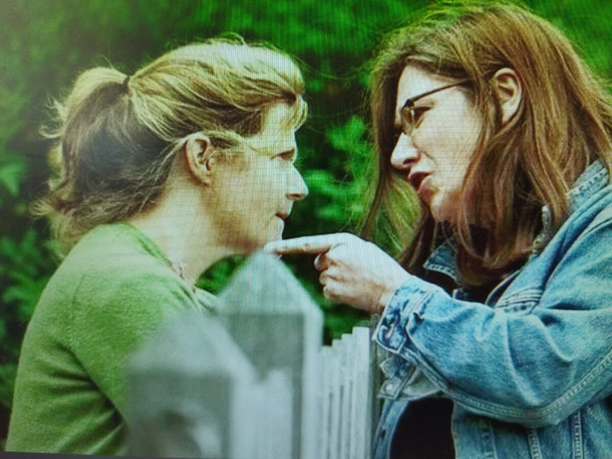 общение с соседями. ссора соседей. соседские женщины. соседи. земельные споры с соседями.