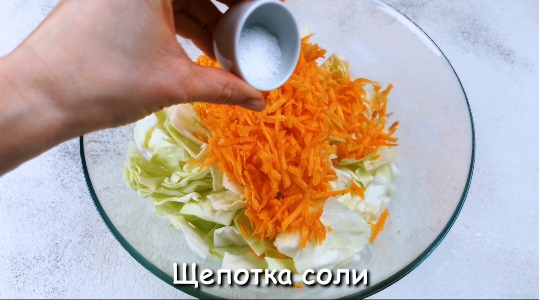 Добавить щепотку соли, куркуму по вкусу