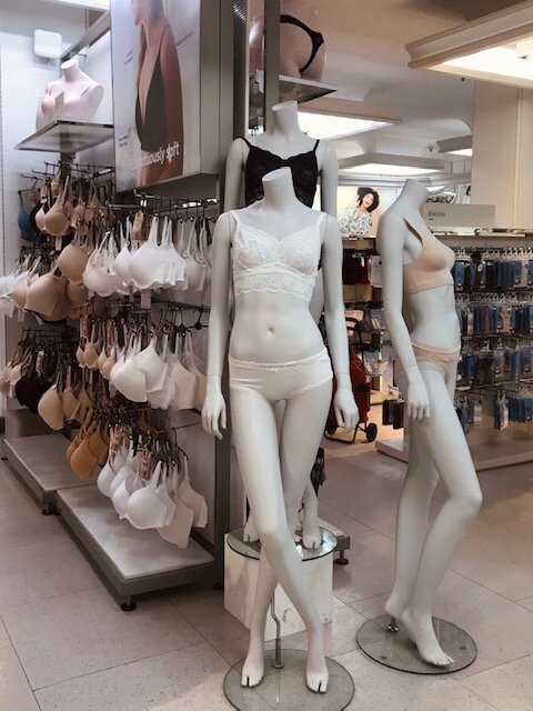 Отдел нижнeго белья в Маркс энд Спэнсэре. Фотография из личного архива.