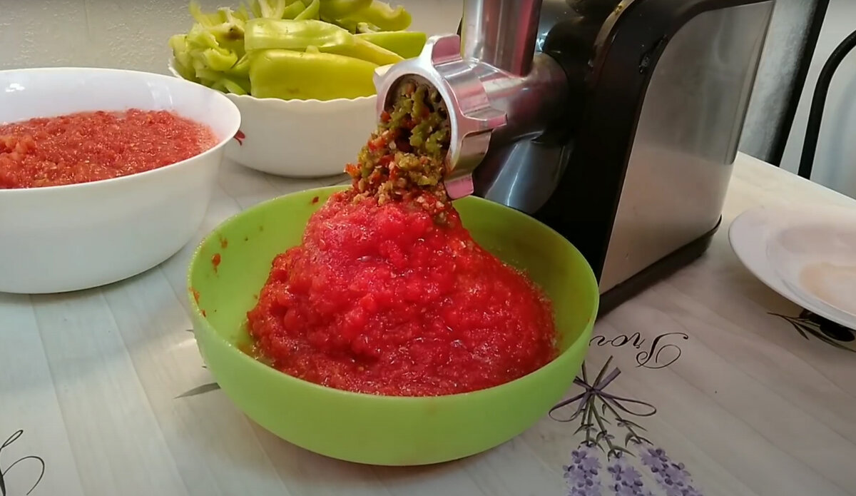 Болгарский перец через мясорубку. Аджика из антоновки и помидоров. Горький перец на зиму перекрученный. Аджика с сахаром. Армянская аджика из зеленого перца.