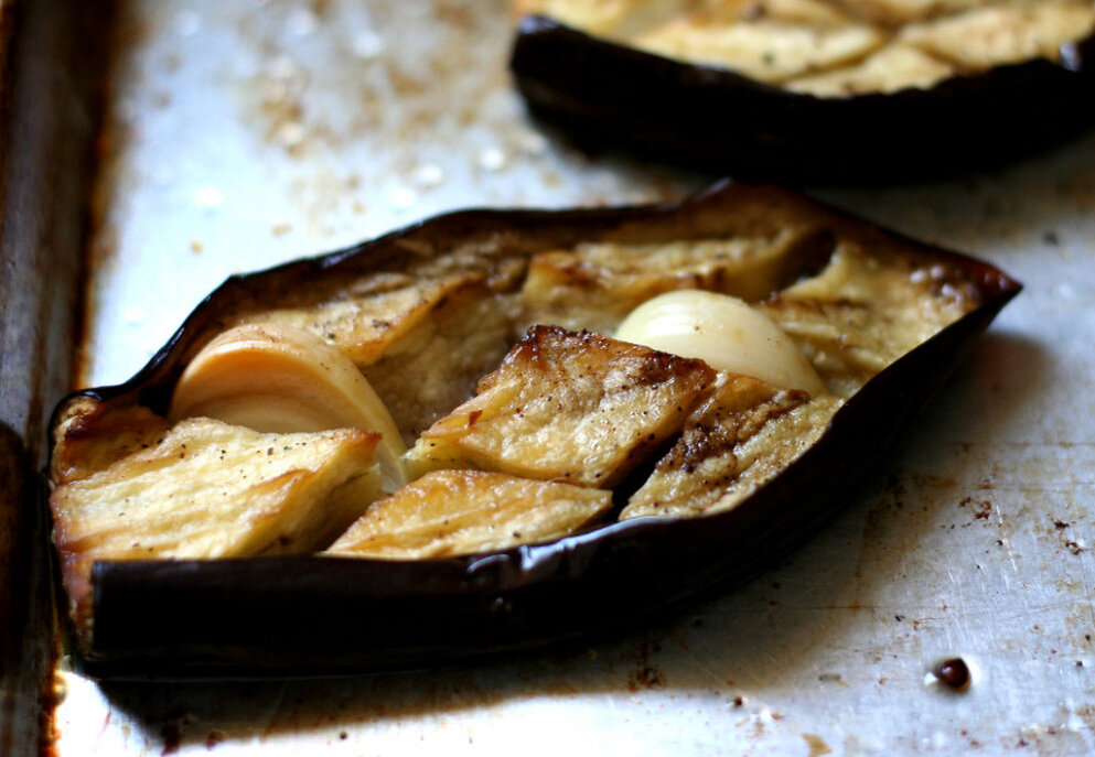 Печеные баклажаны со сливочным маслом чесноком и уксусом