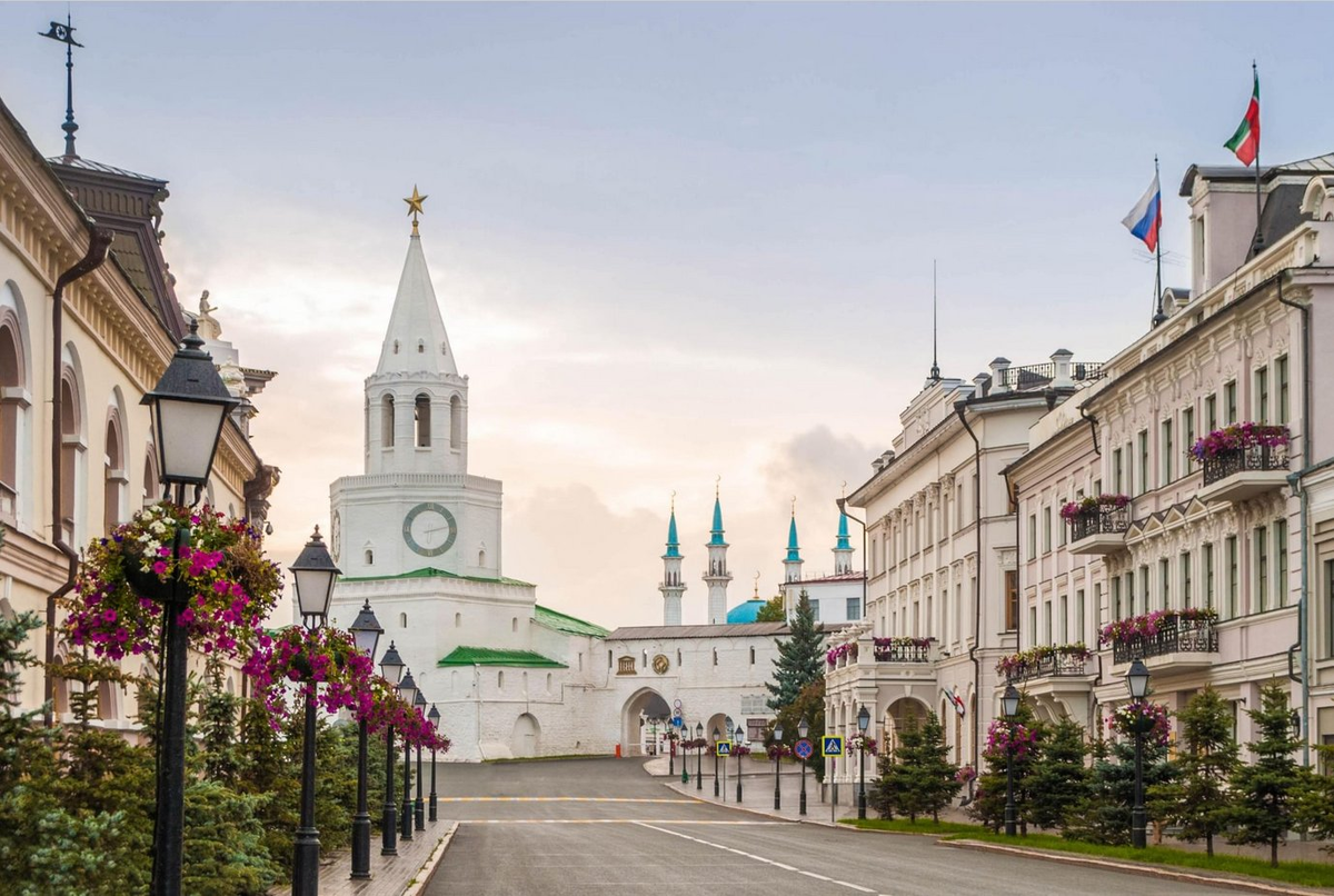 Вид на Спасскую башню со стороны улицы Кремлевская. Источник фото: culture.ru