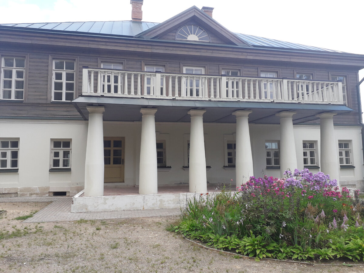 Кабинет-мастерская художника располагался на 2 светлом этаже хозяйского дома в Домотканово. Фото автора.