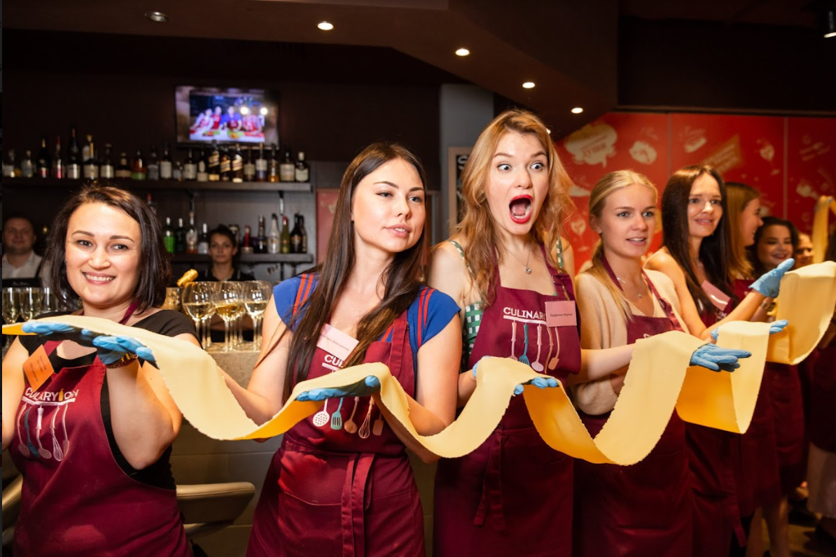 Любители готовки оценят кулинарные вечеринки. Например, на мастер-классе по итальянской кухне участники смогут приготовить самую длинную пасту в своей жизни 
