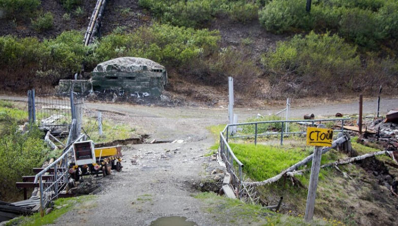 Мост почти разрушен и разобран. Но в ДОТЕ еще можно отбивать чье-то нападение