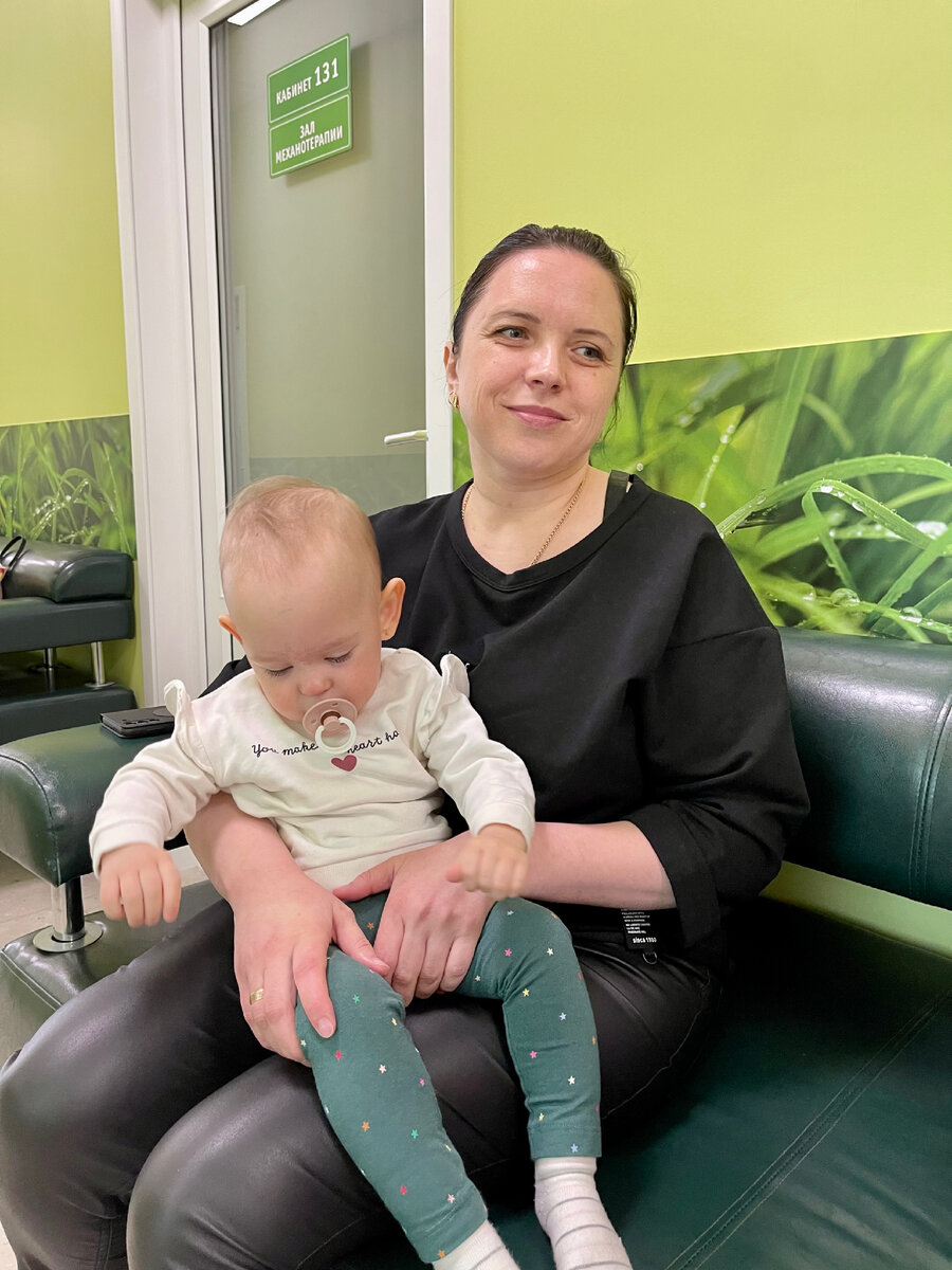 Лидия и Кира ожидают занятие в нашем центре