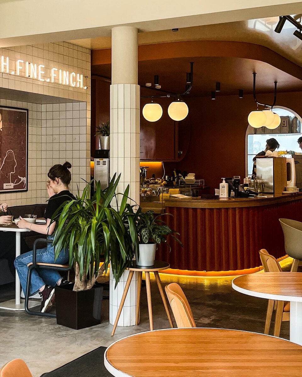 Барная стойка и висящие на стене географические карты очень понравились.