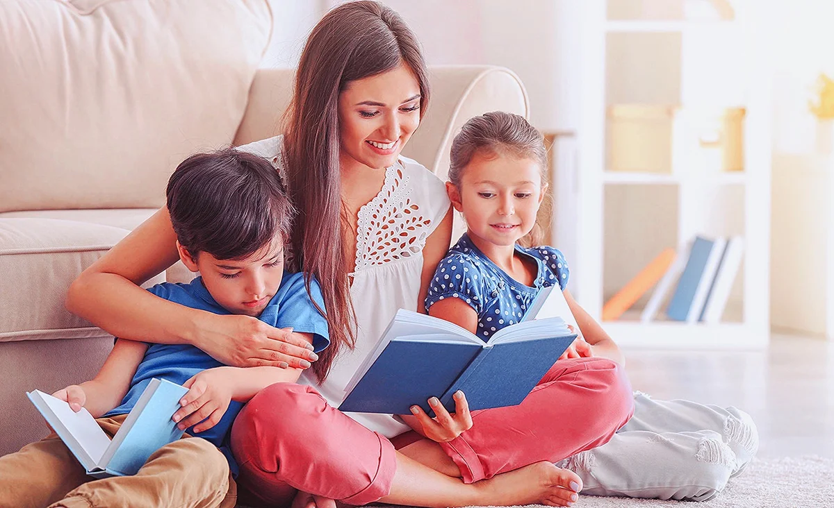Мама читает книгу. Ребенок читает с логопедом фото. Книги о маме для детей. Читайте детям книги вслух. Книжки про маму.