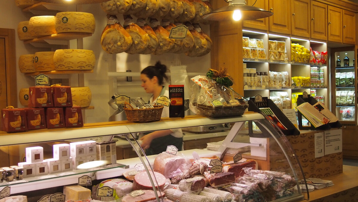 Фото автора Это я в Праге в магазине - на стене рульки копченые