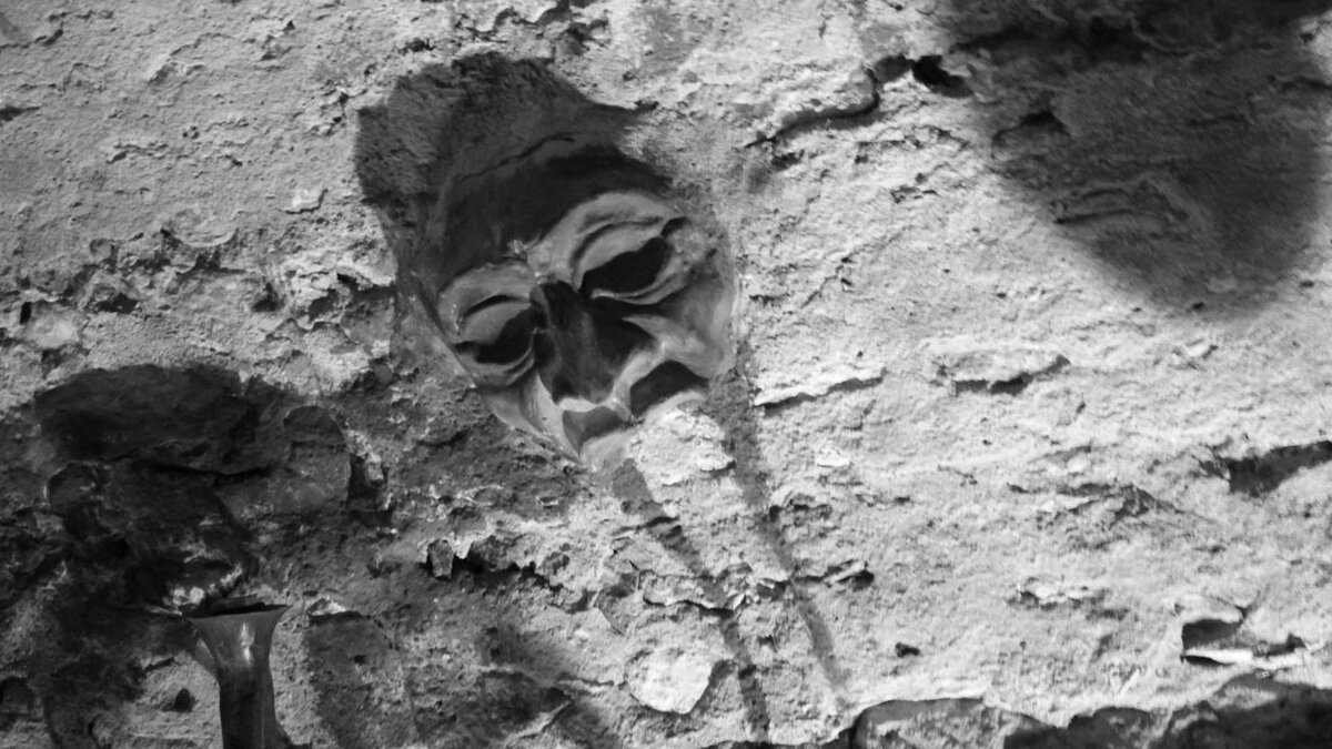 Внутри замка