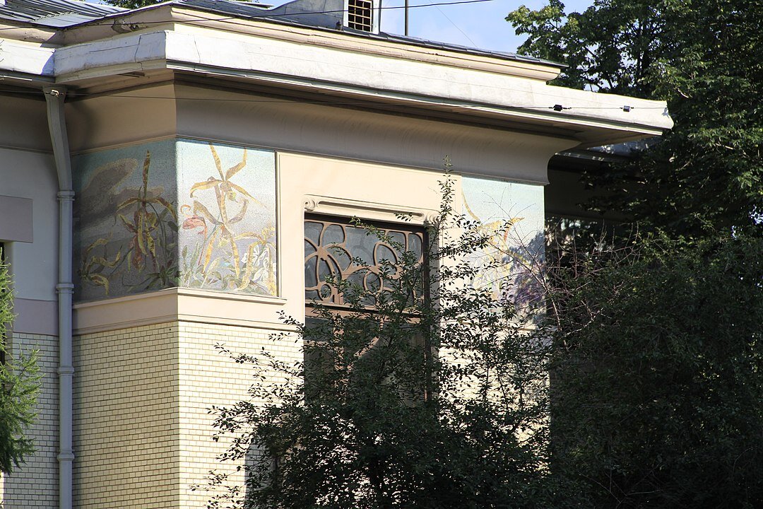 Фрагмент фасада © Shesmax, CC BY-SA 4.0, Wikimedia Commons