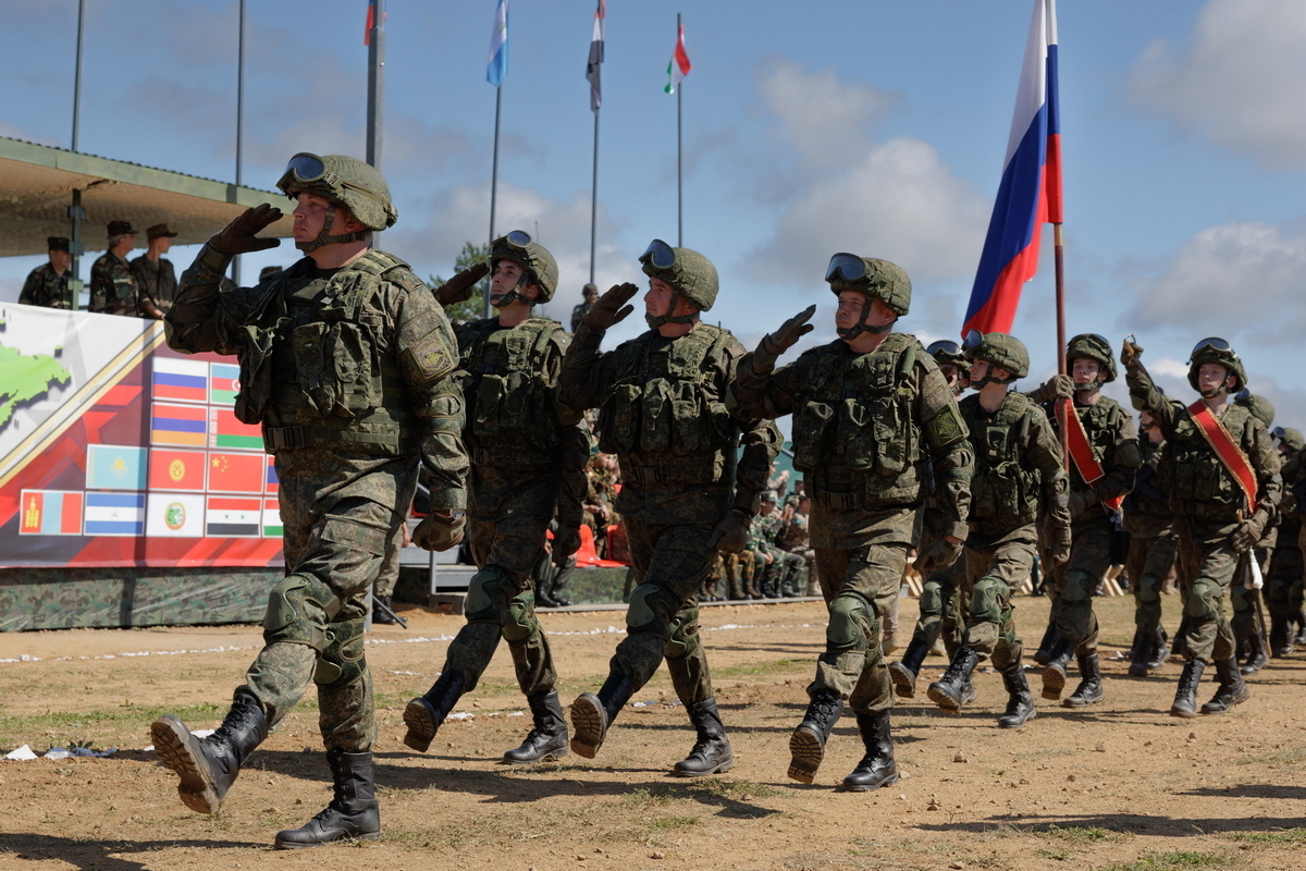     Российские военнослужащие на церемонии открытия СКШУ «Восток-2022» / Минобороны России