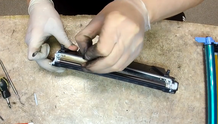 Фото 63. Наносим на ватную палочку сервисную жидкость inkmaster и аккуратно очищаем кромку дозирующего лезвия. Делаем это предельно аккуратно! 