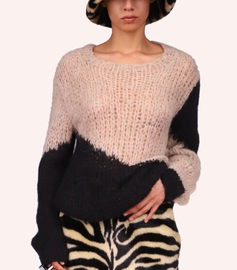 Разноцветный свитер. Фото источник: магазин annasui.