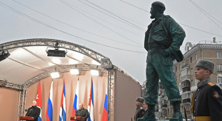 Открытие памятника Фиделю Кастро в Москве (фото с сайта sovinformburo.wordpress.com)