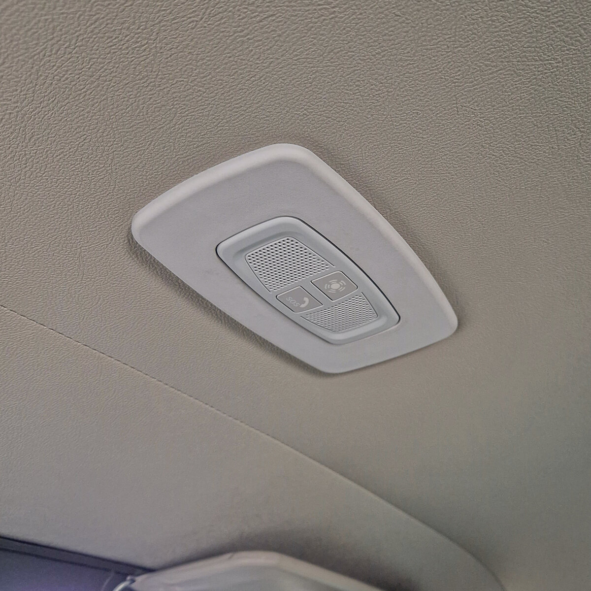 Явно инородный предмет присутствует на потолке УАЗа. Это что-то из ХХI-ого века.