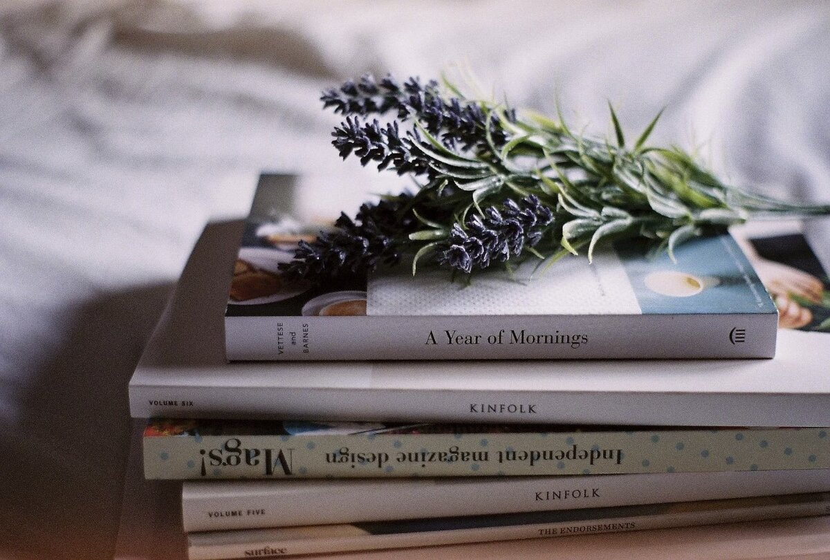 Фотография взята с сайта https://kartinki-i-risunki.ru/photo/стопка-книг-эстетика-фото-и-картинки