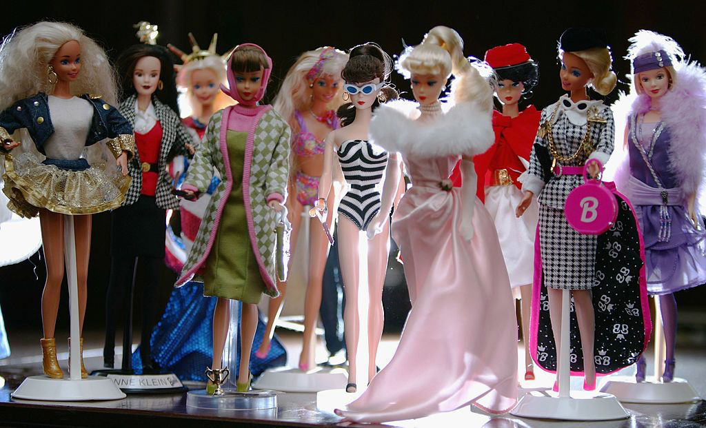 Кукла стала игр. Первая Барби 1959. Барби Миллисент Робертс 1959. 1959 Год первая Барби. Эволюция кукол Барби с 1959.