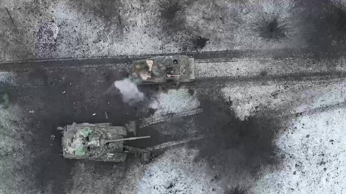 Скрин видео снятого с дрона врага, прилет боеприпаса и поле боя.