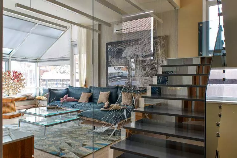 Александр Маршал стал популярен ещё десятки лет назад, свою карьеру певец вообще начинал с поездок по военным частям в Афганистане. Но это не мешает артисту шагать в ногу со временем во всём.-7