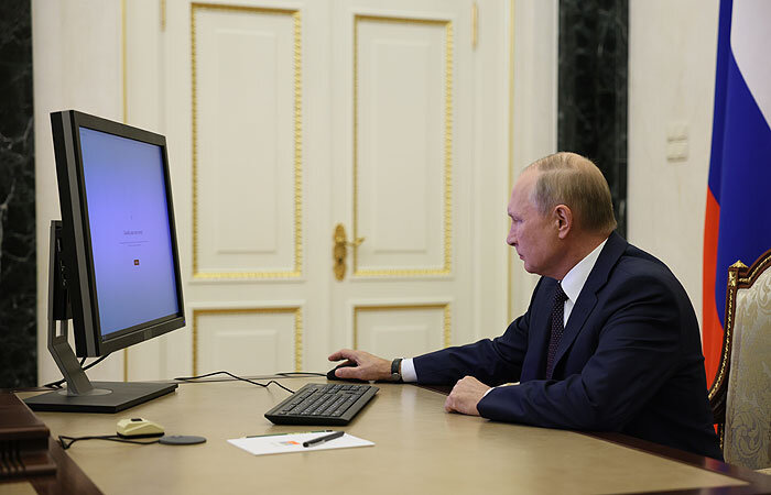 Президент России Владимир Путин в прошлом году во время голосования на выборах муниципальных депутатов Москвы использовал ДЭГ. Голосовал из своего Кремлёвского кабинета. 