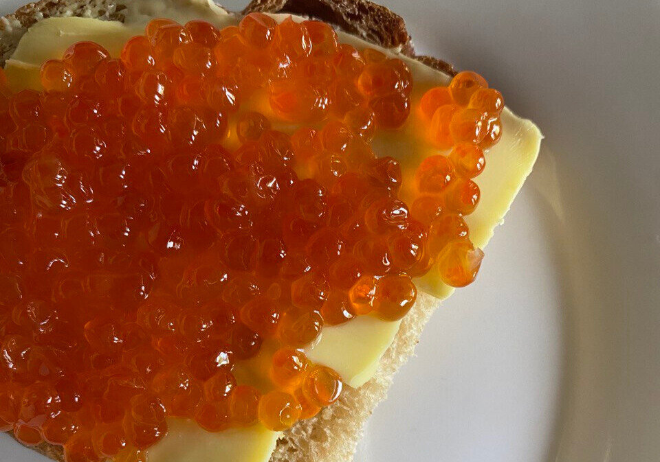 Вот представляете, съели вы этот прекрасный полезный бутерброд с красной икрой. А он не усвоился. Обидно? Конечно!