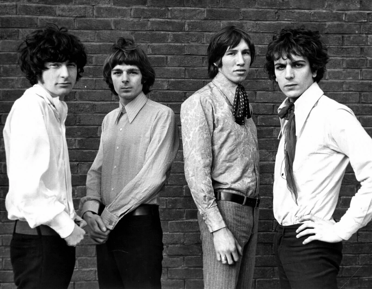 Группа Pink Floyd, 1967 год. Слева направо: Ник Мейсон, Ричард Райт, Роджер Уотерс, Сид Барретт. 