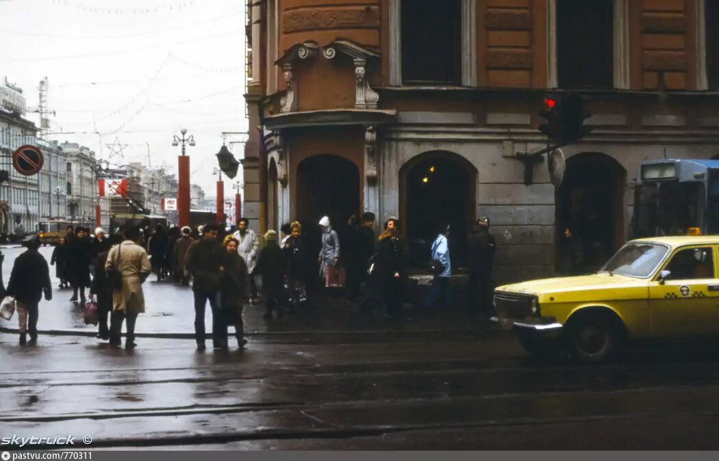 Угол Невского и Владимирского проспектов, 1988 год. Фото с сайта https://pastvu.com