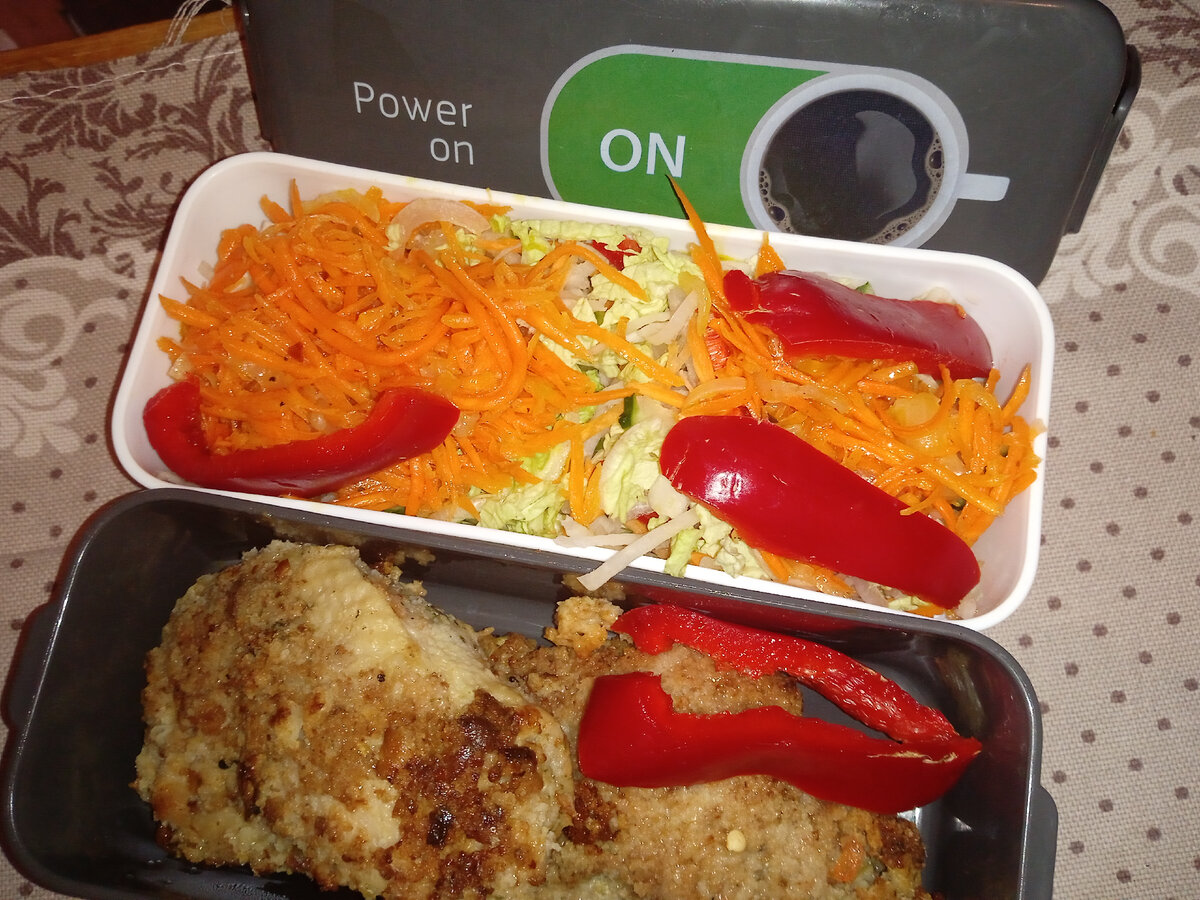 Сегодня в ланч-боксе два шницеля из куриных бёдер, салат зелёный, корейская морковка и перчик. 